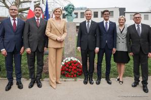 [VIDEO] W Alei Poetów Współczesnych Prešerenowi w Parku Pamięci La Ciotat w Kranju Prezydent RP Andrzej Duda i Agata Kornhauser–Duda oraz Małżonek Prezydent Słowenii Aleš Musar uroczyście odsłonili popiersie Adama Mickiewicza